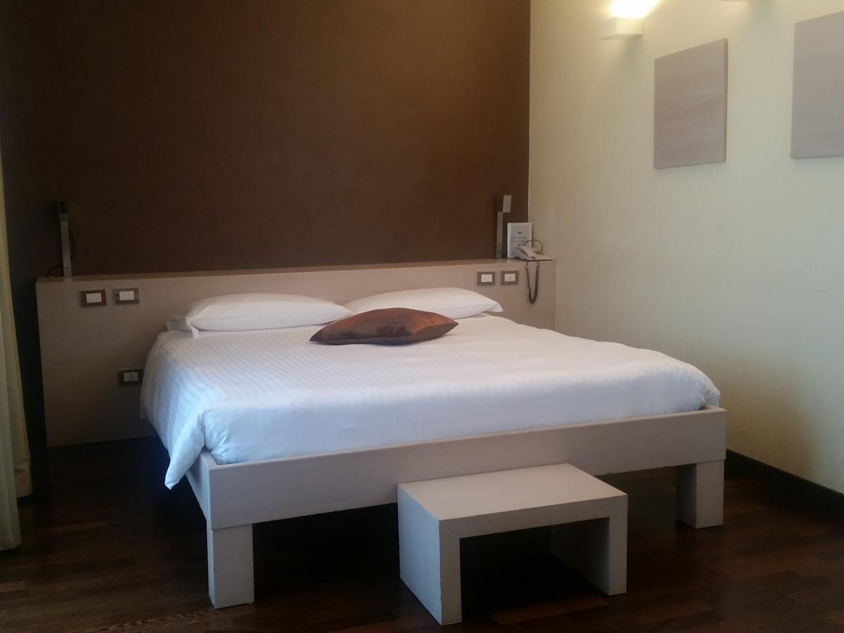City Hotel วาเรเซ ภายนอก รูปภาพ