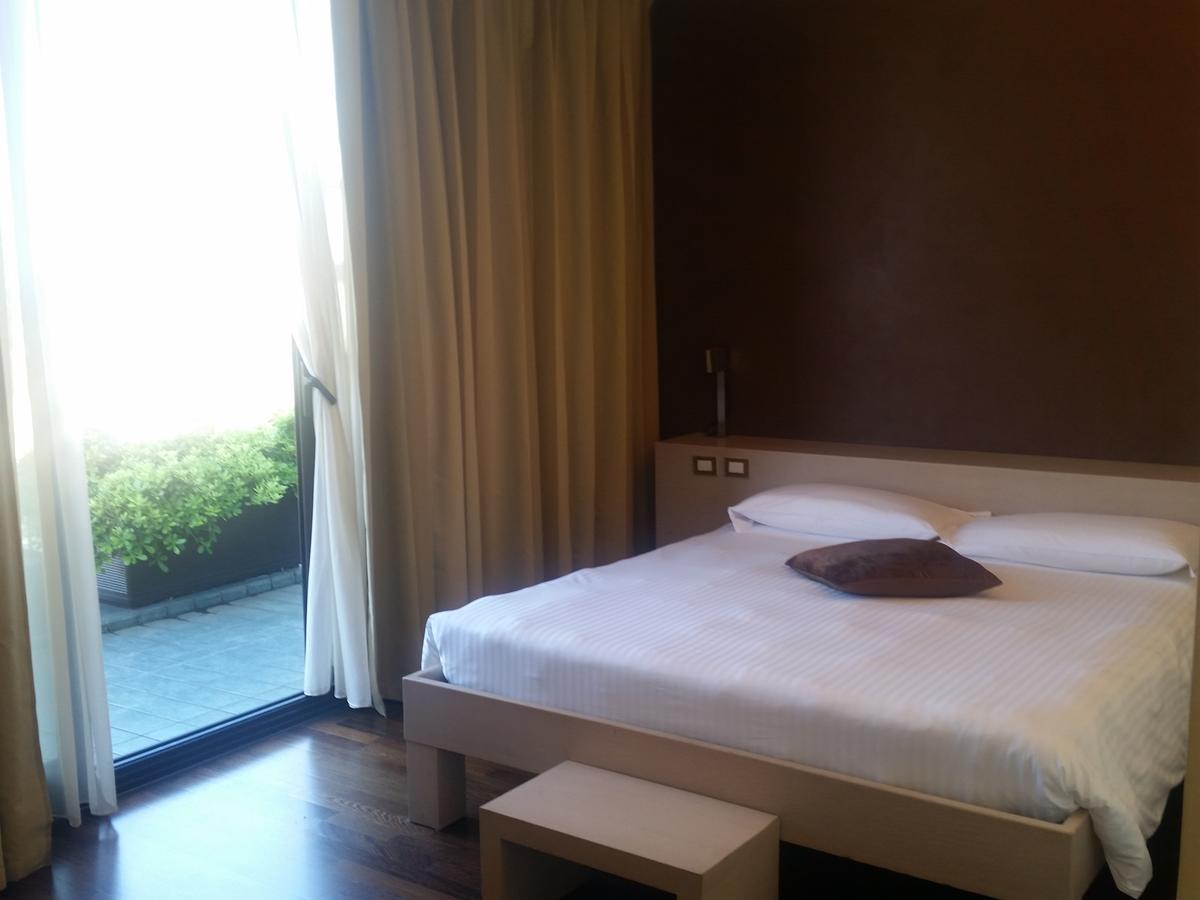 City Hotel วาเรเซ ภายนอก รูปภาพ