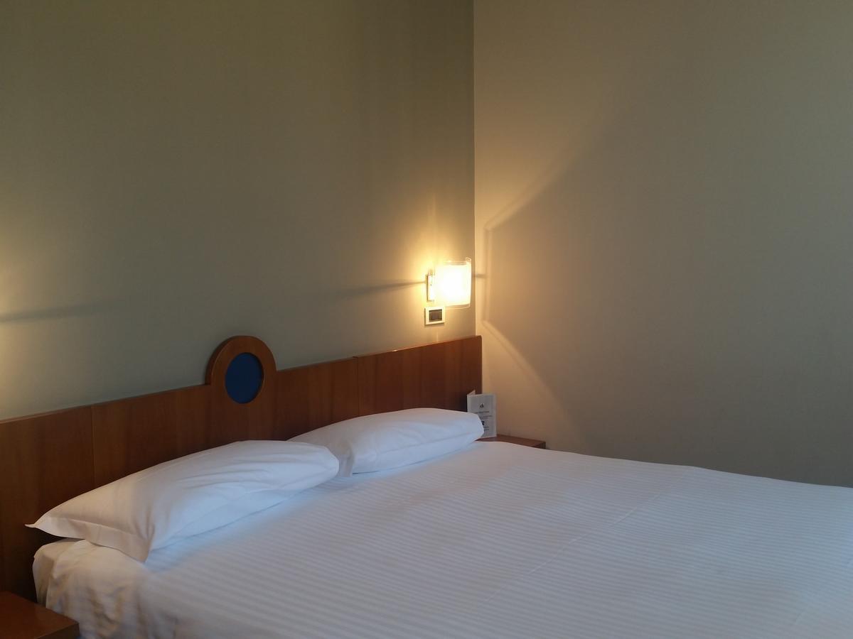 City Hotel วาเรเซ ภายนอก รูปภาพ