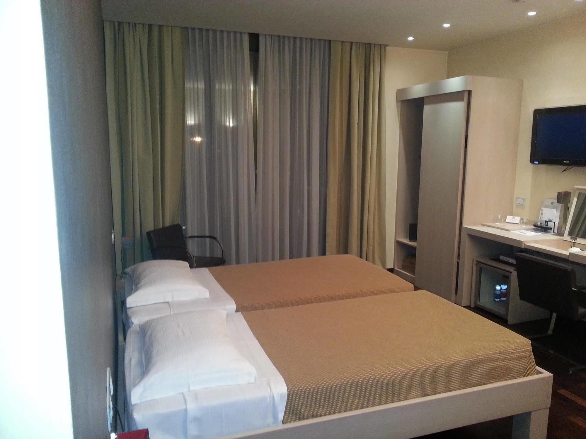 City Hotel วาเรเซ ภายนอก รูปภาพ