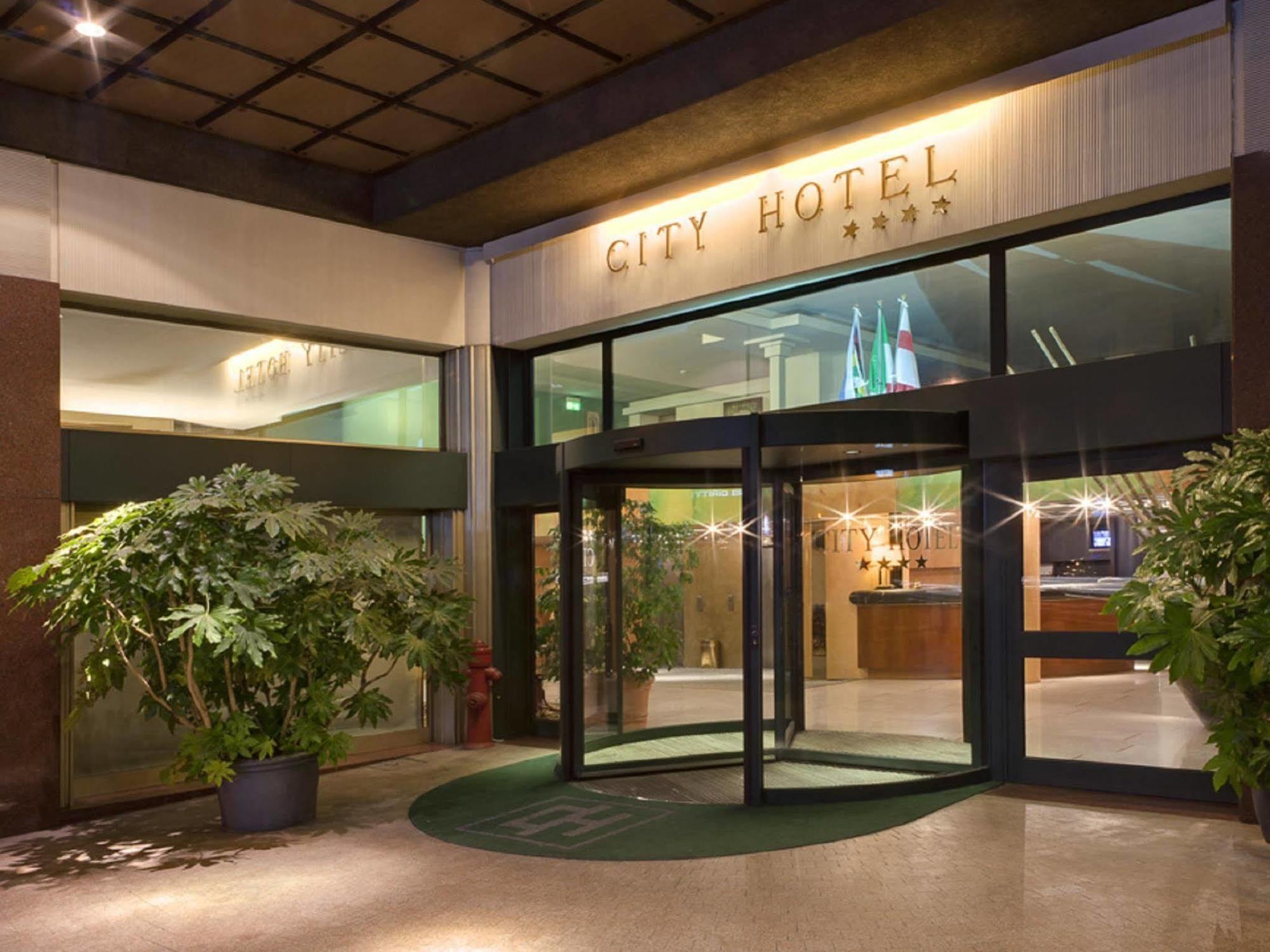 City Hotel วาเรเซ ภายนอก รูปภาพ