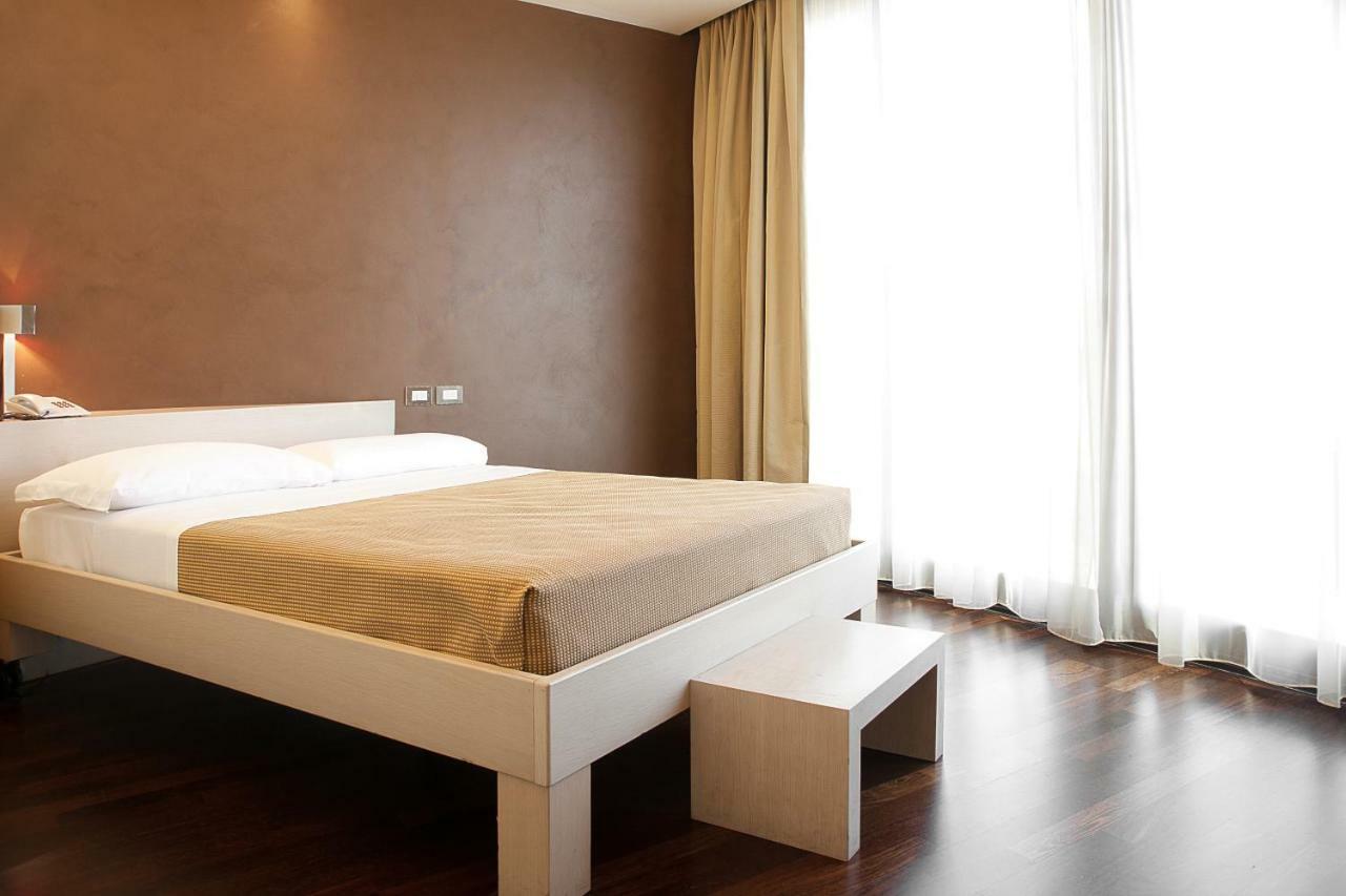 City Hotel วาเรเซ ภายนอก รูปภาพ