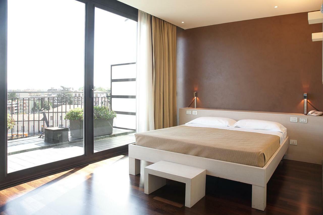 City Hotel วาเรเซ ภายนอก รูปภาพ