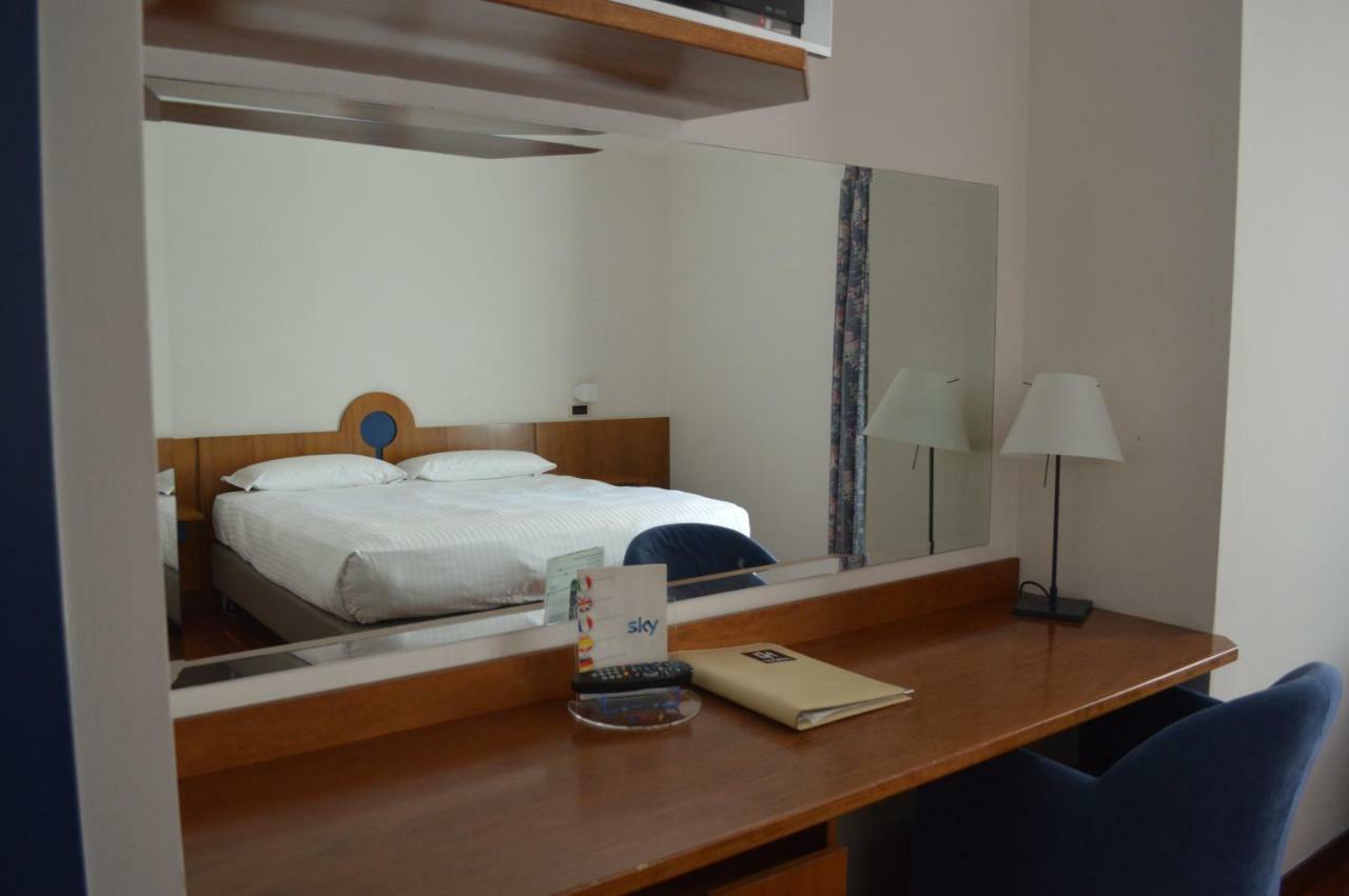 City Hotel วาเรเซ ภายนอก รูปภาพ